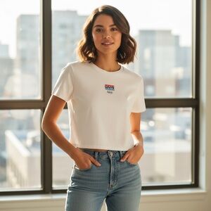 Levi’s women’s crop graphic tee size small NWOT